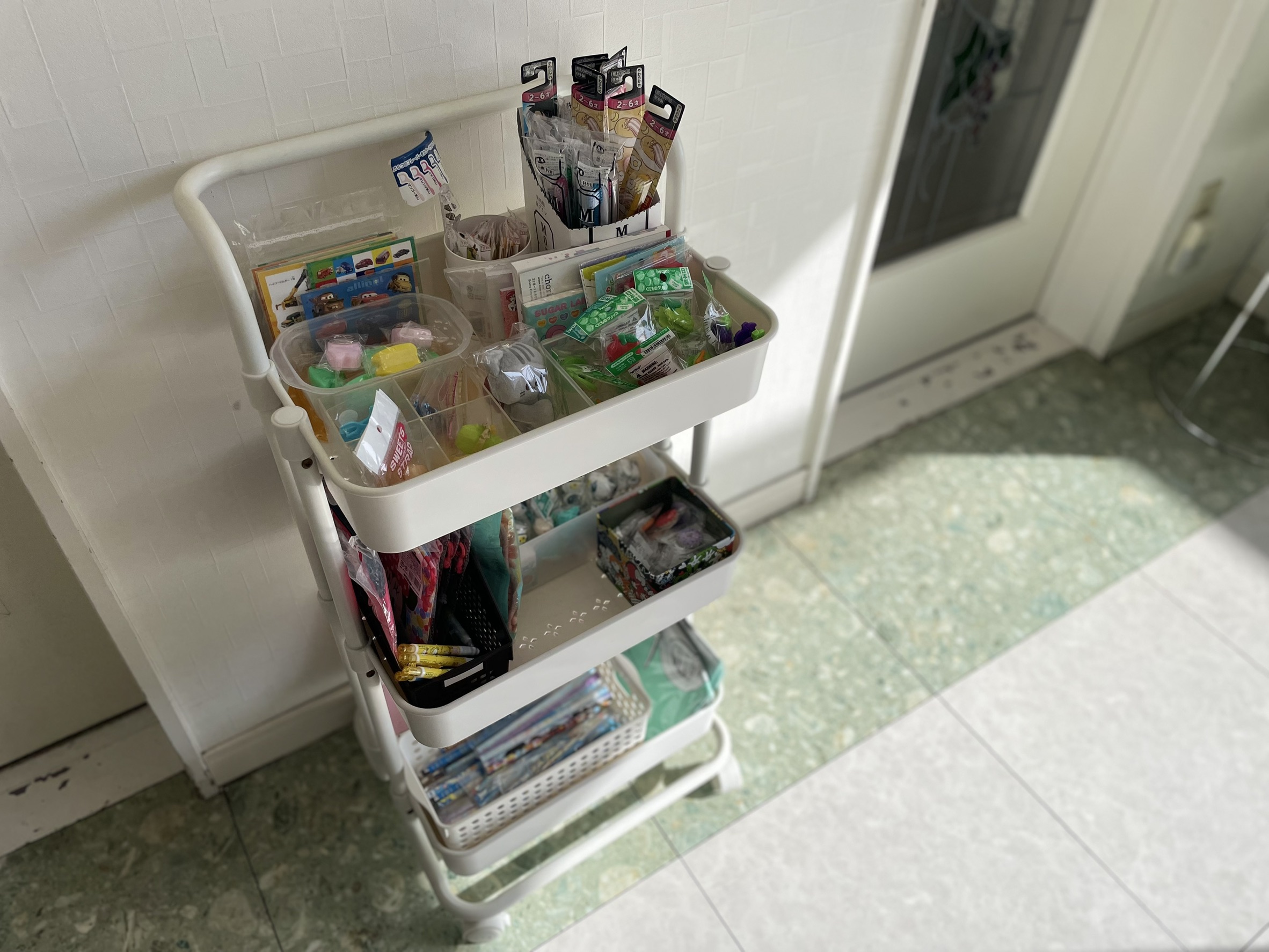 お子様へのプレゼントのワゴン {{brizy_dc_image_alt imageSrc=